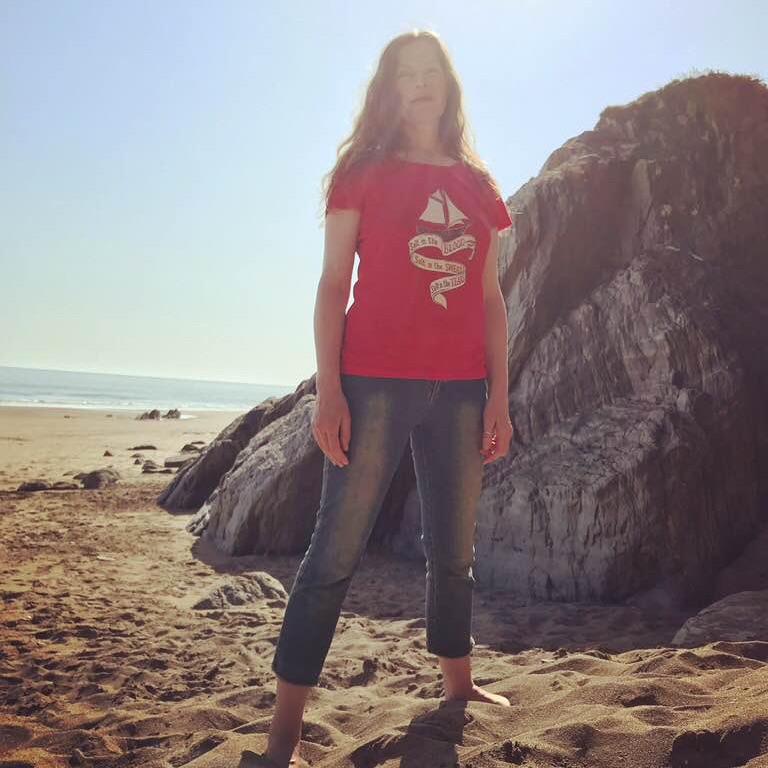 Lisa wearing old rope salvage women's tee shirt